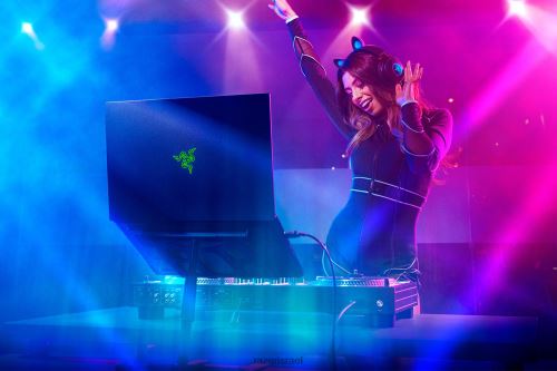 Razer התאם אישית את הלהב שלך 18 VZ2D4V9 מחשב נייד צבע אחד